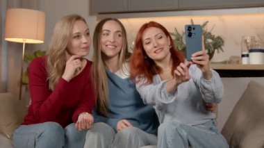 Neşeli, olgun kadınlar cep telefonlarıyla selfie çekiyorlar, sosyal ağda okul buluşmasından içeriklerini paylaşıyorlar, bu sırada bayan arkadaşlar da yurt içi odalarında eğleniyorlar..