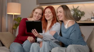 Neşeli, olgun kadınlar gündelik giysiler bulup kanepede oturur, dijital tablet kullanarak video görüşmesi yapar, eski sınıf arkadaşlarıyla iletişim kurar ve içeriden haberleri paylaşırlar..