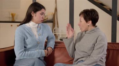 İşitme kaybı olan pozitif orta yaşlı bir anneyi önemsemek, tavsiye vermek ve işitme engelli güzel bir kızı teselli etmek, işaret dili kullanarak ilişki zorluklarının üstesinden gelmek.