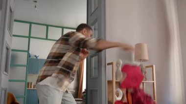 Motive olmuş ergen zenci çocuk boks eldivenleri ve başlık takıyor kişisel baba koçuyla boks becerilerini geliştiriyor, yumruk atıyor ve evde savunma hareketleri yapıyor..