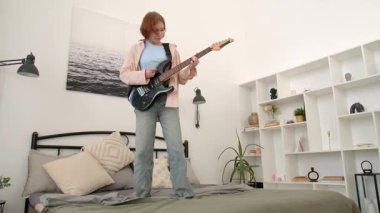 Tasasız, sevimli, genç bir müzisyen kız. Yatakta dikiliyor, elektro gitar çalıyor ve ev ortamında eğlenirken havalı rock şarkıları söylüyor..