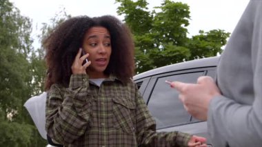 Sinirli, Afro-Amerikan kadın sürücünün portresi yol yardımı için arıyor, yolda araba kazası sonrası sigorta hattıyla konuşuyor..