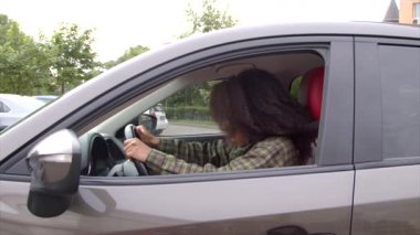 Afro-Amerikan kadın sürücünün şehir trafiğinde araba kullanması, araba yolculuğunda motorlu taşıt kazası geçirmesi, trafik kazalarında kafa karışıklığı ve şok etkisi yaratıyor..