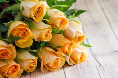 Ahşap arka planda romantik çay gülleri