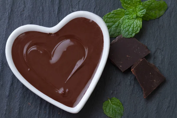 Finom Csokoládé Mousse Menta Szív Alakú Tál Sötét Alapon — Stock Fotó