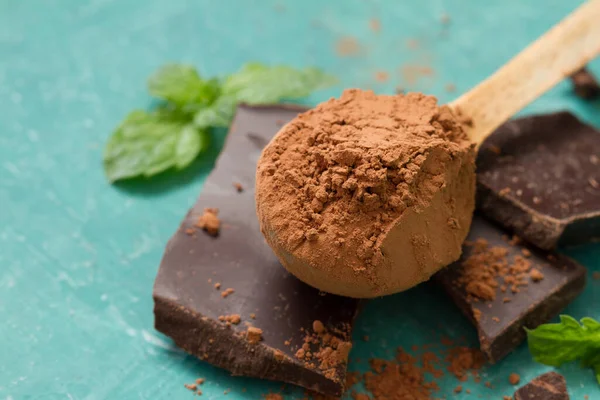 チョコレートキューブとミントのスプーンのココアパウダー — ストック写真