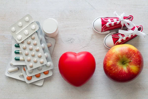 Szív Gyógyszerek Vászon Cipő Alma Vörös Szív Természetes Orvosi Jogorvoslatok — Stock Fotó