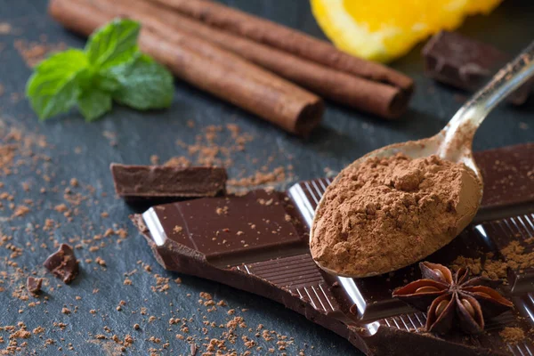 Kakaópor Kanálon Csokoládé Adalékanyagok Hátterén — Stock Fotó