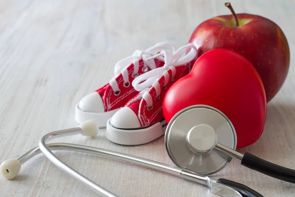 Tablo Ayakkabılar Elma Steteskop Kırmızı Kalp Sağlıklı Kalp Konsepti Için — Stok fotoğraf