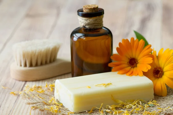 Natürliche Seife Mit Frischem Und Getrocknetem Calendula Ätherischem Und Zubehör — Stockfoto