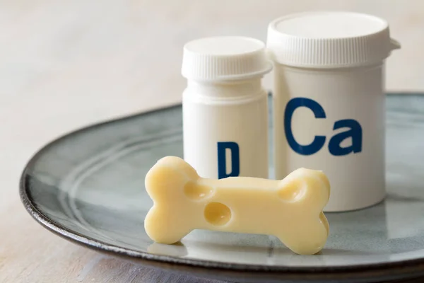 Csont Alakú Sajt Étrend Kiegészítők Kalciummal Vitaminnal Tányéron Erős Egészséges — Stock Fotó