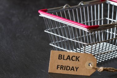 Etiketli alışveriş sepeti, kara Cuma indirimi ve indirim konsepti.