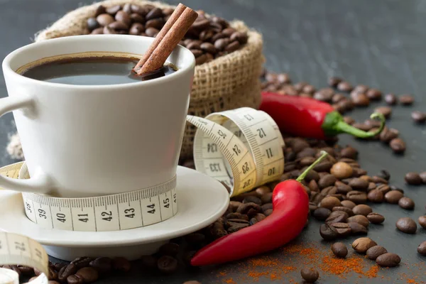 Kryddigt Kaffe Med Chilipeppar Och Kanel Med Måttband Naturligt Sätt — Stockfoto