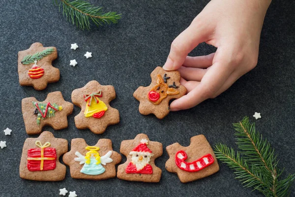 圣诞自制饼干 形状是以圣诞为主题的拼图 元素构成完整的圣诞 — 图库照片