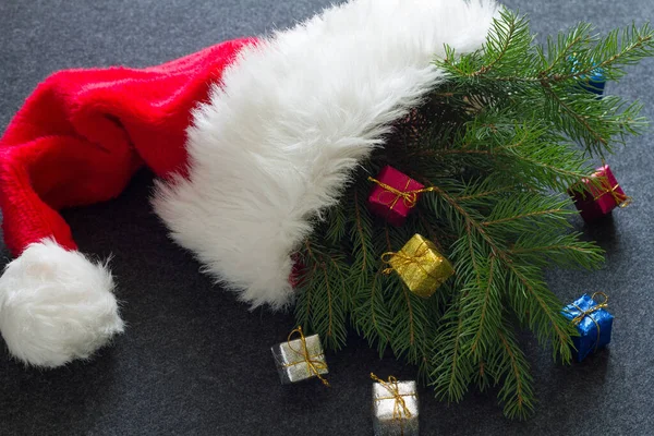 Noel Baba Şapkası Noel Ağacı Dalları Hediyeler Konsept — Stok fotoğraf