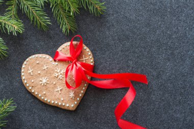 Kırmızı yaylı ve ladin dallı Noel çöreği kalbi