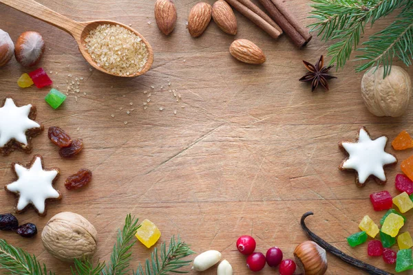 Świąteczne Ciasteczka Orzechy Aromatyczne Przyprawy Drewnianym Tle Koncepcja Świątecznej Żywności — Zdjęcie stockowe