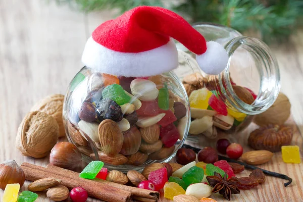 Noel Baba Şapkalı Fındık Kurutulmuş Meyve Kavanozu Noel Yemeği Konsepti — Stok fotoğraf