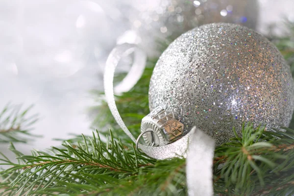 Ladin Dalında Noel Mücevherleri Noel Süsleme Konsepti — Stok fotoğraf