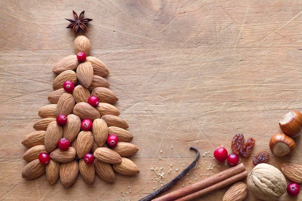 Árvore Natal Feita Amêndoas Decoradas Com Cranberries Fundo Madeira Conceito — Fotografia de Stock