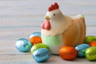 Hafif ahşap kaplama tavuklu çikolatalı paskalya yumurtası, paskalya tatlıları, dekorasyon.