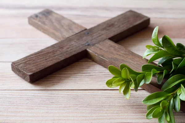 Drewniany Krzyż Gałązkami Boxwood Wielkanocny Symbol Życia Nieśmiertelności Koncepcja — Zdjęcie stockowe