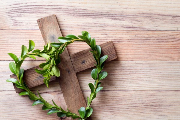 Wooden Cross Sprigs Boxwood Heart Shaped Easter Symbol Life Religious — Stock Photo, Image