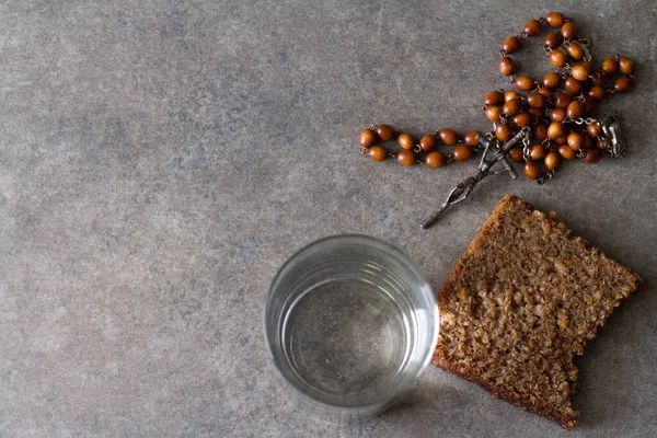 Růženec Voda Chleba Půst Svatý Týden Velký Pátek Náboženská Koncepce — Stock fotografie