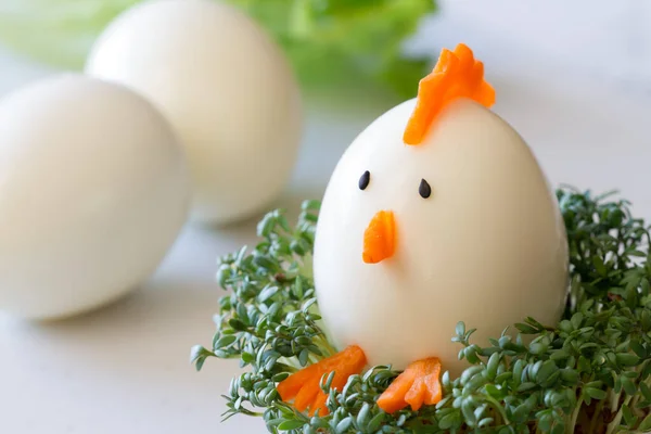 Pollo Pascua Hecho Huevo Duro Con Berro Divertido Aperitivo Pascua —  Fotos de Stock