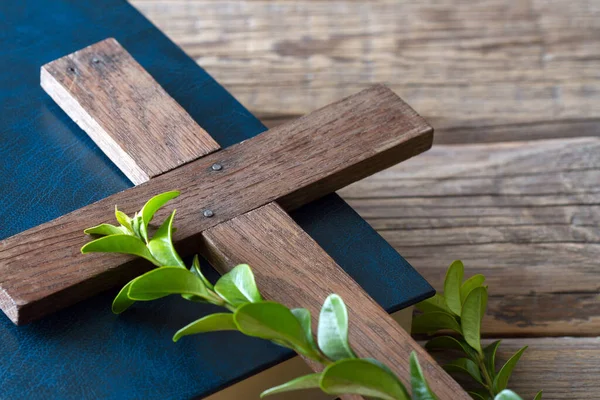 Cruz Madeira Com Raminhos Buxo Bíblia Conceito Religioso Páscoa — Fotografia de Stock