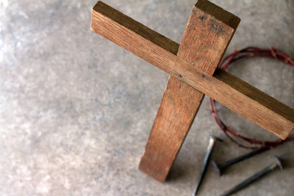 Drewniany Krzyż Korona Cierniowa Gwoździe Pasja Koncepcji Jezusa Chrystusa — Zdjęcie stockowe