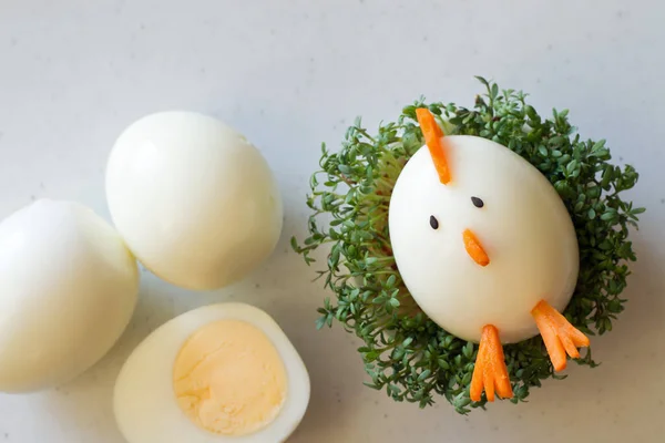 Haşlanmış Yumurtadan Yapılmış Paskalya Tavuğu Terede Komik Mezeler Paskalya Üst Telifsiz Stok Fotoğraflar