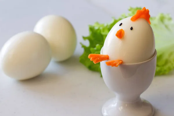 Пасхальна Курка Твердого Вареного Яйця Яєчній Чашці Смішна Закуска Великдень Стокове Зображення