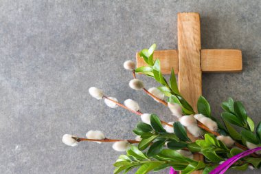 Ahşap haç ve Catkins ve Boxwood 'dan yapılmış Paskalya palmiyesi, palmiye pazarı konsepti. 