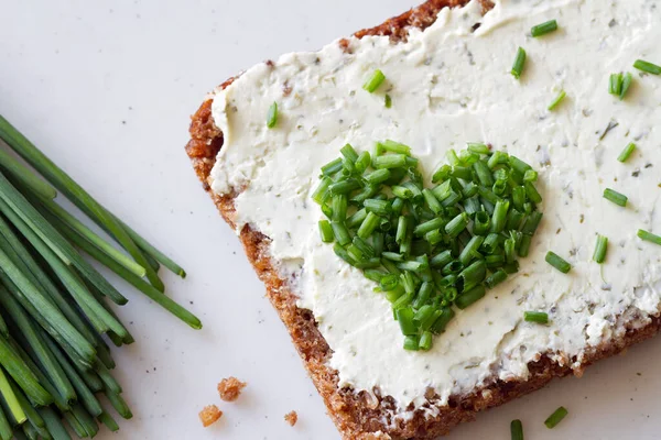 Sandwich Con Queso Crema Cebollino Forma Corazón Concepto —  Fotos de Stock