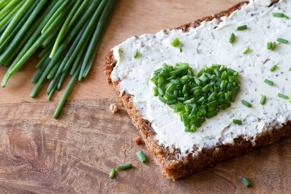Krem Peynirli Sandviç Kalp Şeklinde Soğan Konsept — Stok fotoğraf