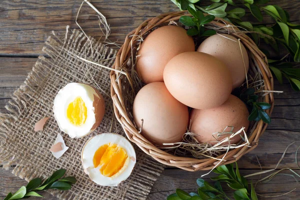 Huevos Cesta Decorados Con Boj Sobre Tablas Madera Concepto Pascua —  Fotos de Stock