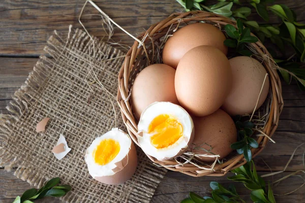 Huevos Cesta Decorados Con Boj Sobre Tablas Madera Concepto Pascua —  Fotos de Stock