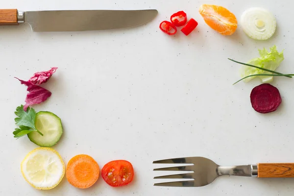 Rama Krojonych Warzyw Owoców Nożem Widelcem Jasnym Tle Koncepcja Zdrowej — Zdjęcie stockowe
