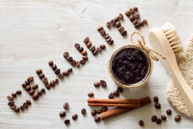 Doğal kahve fırçası ve masaj fırçası, cilt bakımı konsepti anti-selülit.