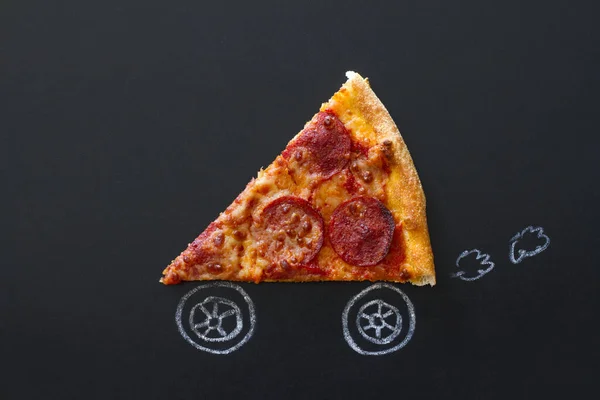 带车轮子的新鲜辣香肠披萨片 食物递送概念 — 图库照片