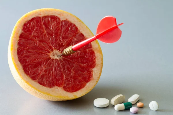 Célzás Piros Nyíl Közepén Grapefruit Halom Tablettát Egészséges Étrend Gyógyszer — Stock Fotó
