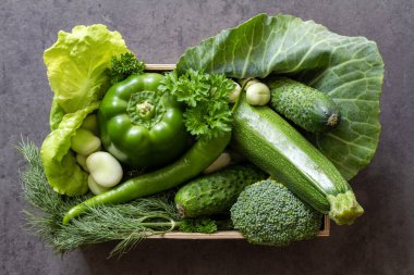 Tahta kutuda taze yeşil sebzeler, sağlıklı beslenme konsepti.