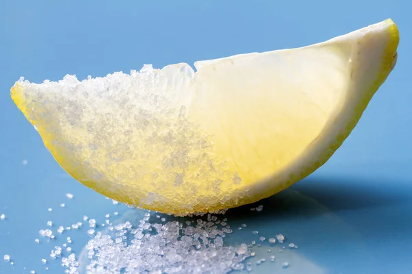 Lemon Slice Sugar Blue Background Sweet Sour Concept — Stock Photo, Image