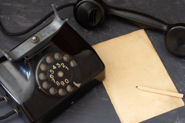 Notlar için eski model telefon ve kağıt yaprak.