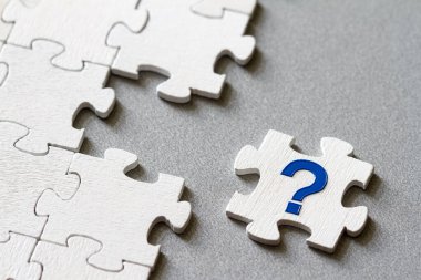 Soru işareti olan bulmaca parçası, kayıp parça, iş konsepti