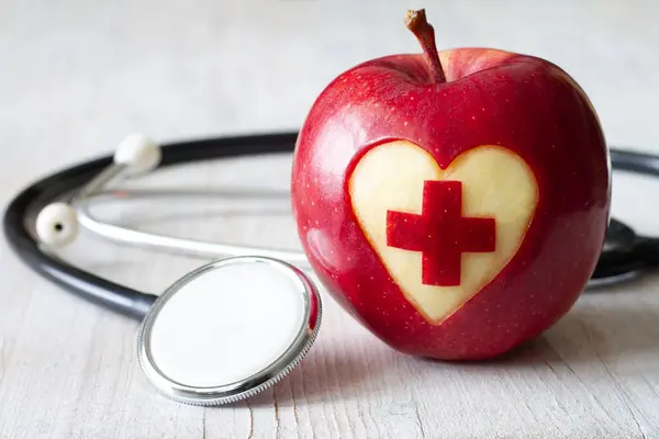 Яблуко Різьбленим Медичним Символом Хреста Серці Стетоскопом Концепцією Творчого Здоров Стокове Фото