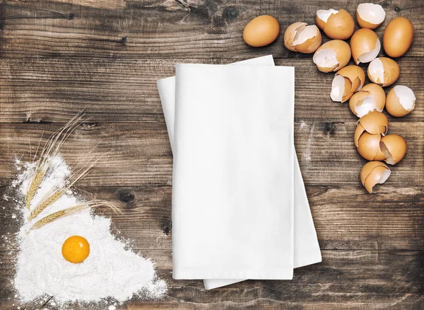 Geschirrtuch Attrappe Vorhanden Mehl Und Eier Auf Holzboden Zutaten Für — Stockfoto