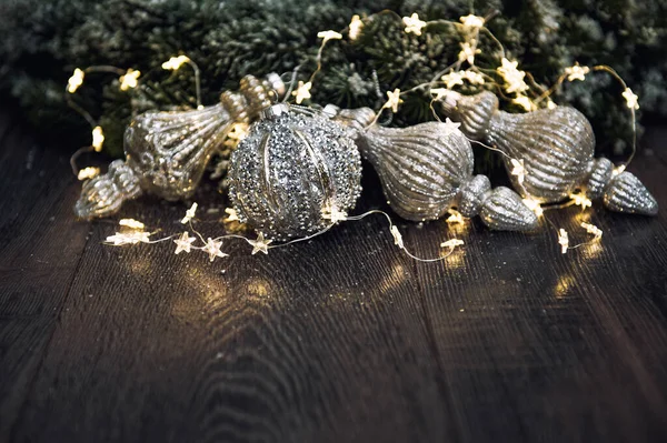 暗い背景に金色のライトを持つクリスマスオーナメント — ストック写真