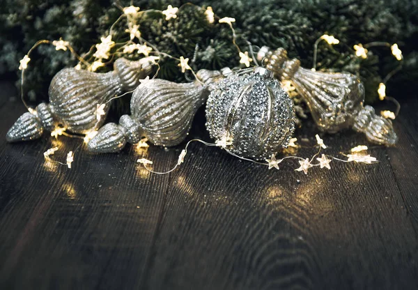 Kerst Ornamenten Met Gouden Lichten Donkere Achtergrond Vintage Getinte Foto — Stockfoto